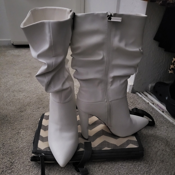 Great cowgirl boots. The heel is block and the front is pointy. Wide calf. - Picture 1 of 2